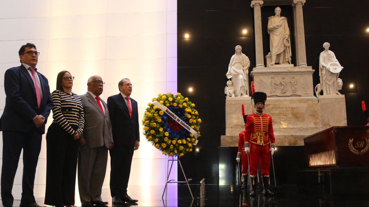 Diplomáticos de Colombia rindieron honores al Libertador Simón Bolívar