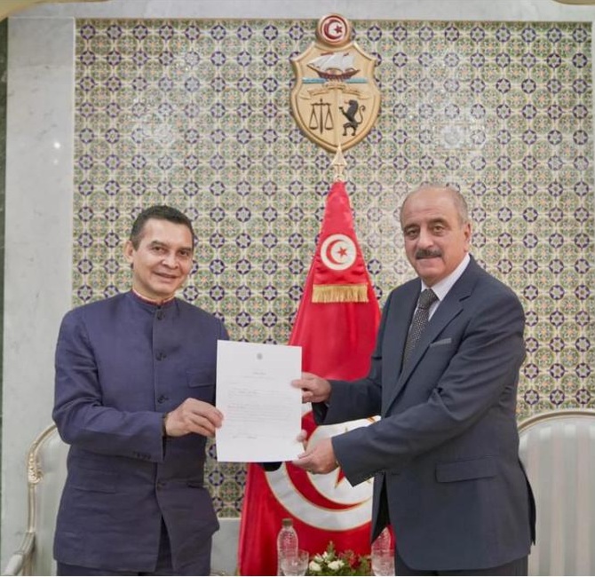 Reinaldo Bolívar presentó Copias de Estilo como Embajador en Túnez