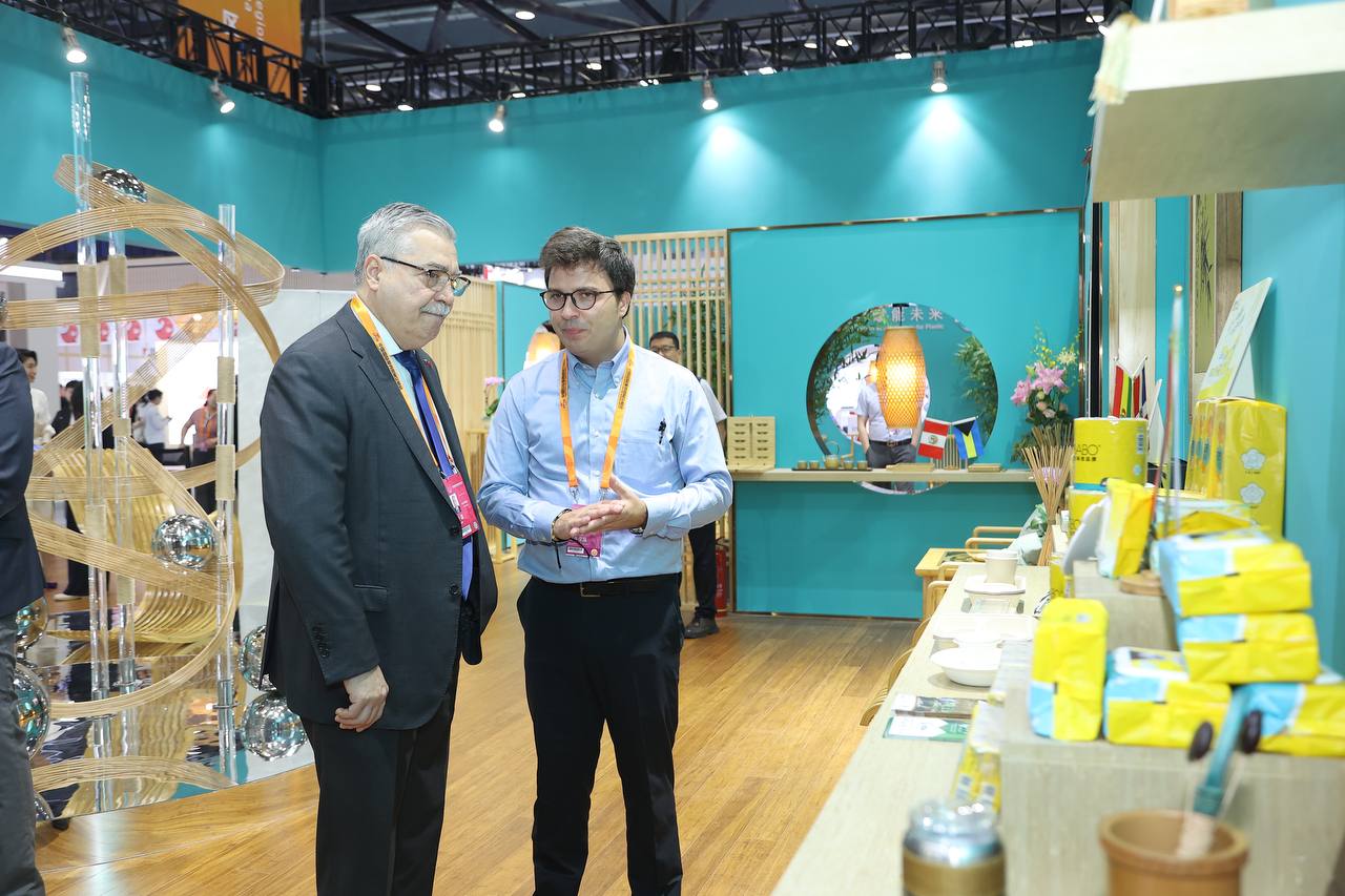 Venezuela conoce iniciativa china del bambú como sustituto del plástico