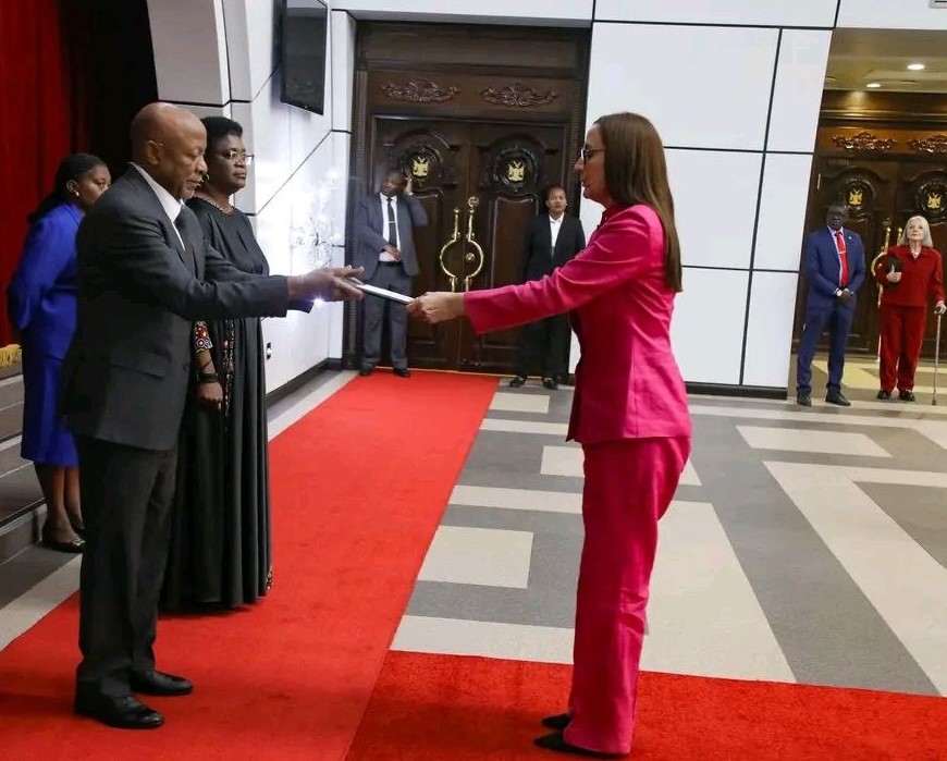 Embajadora Magaly Henríquez entrega Cartas Credenciales al Presidente de Namibia
