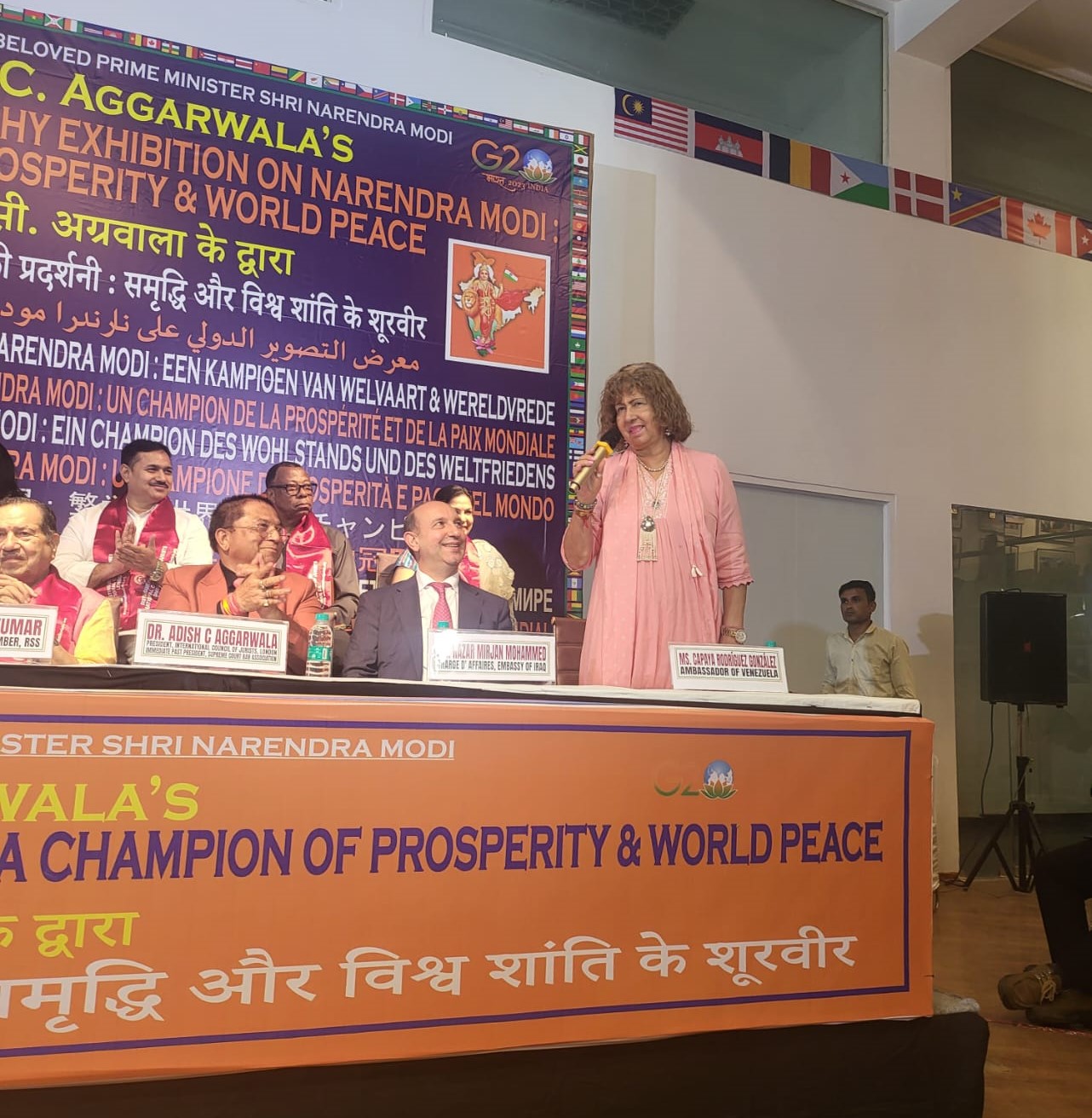 Embajadora Rodríguez asiste a Exhibición fotográfica sobre Narendra Modi