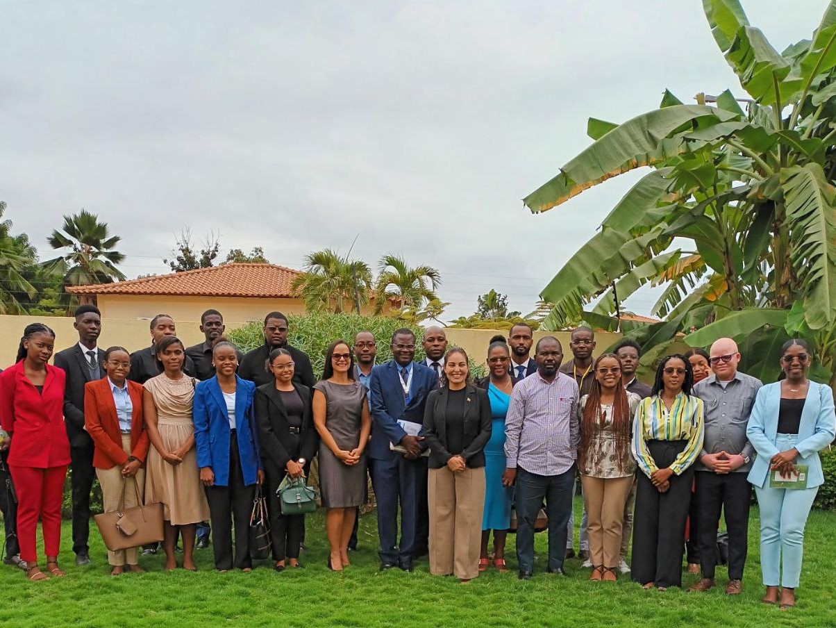 Embajada imparte clase especial a estudiantes de Academia Diplomática de Angola