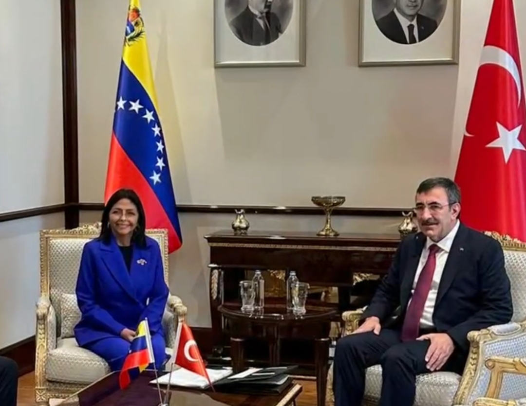 Vicepresidenta venezolana arriba a Türkiye para expandir cooperación estratégica