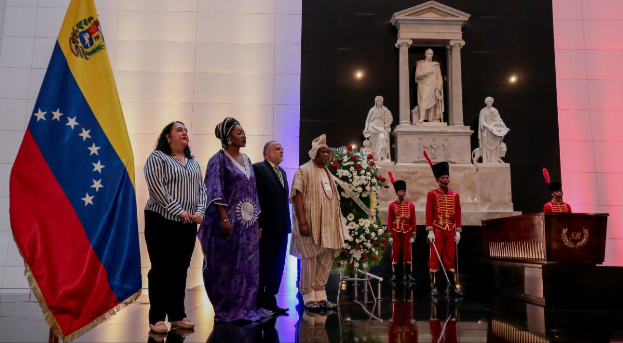 Nigeria celebra 64° aniversario de su independencia con ofrenda floral a Bolívar