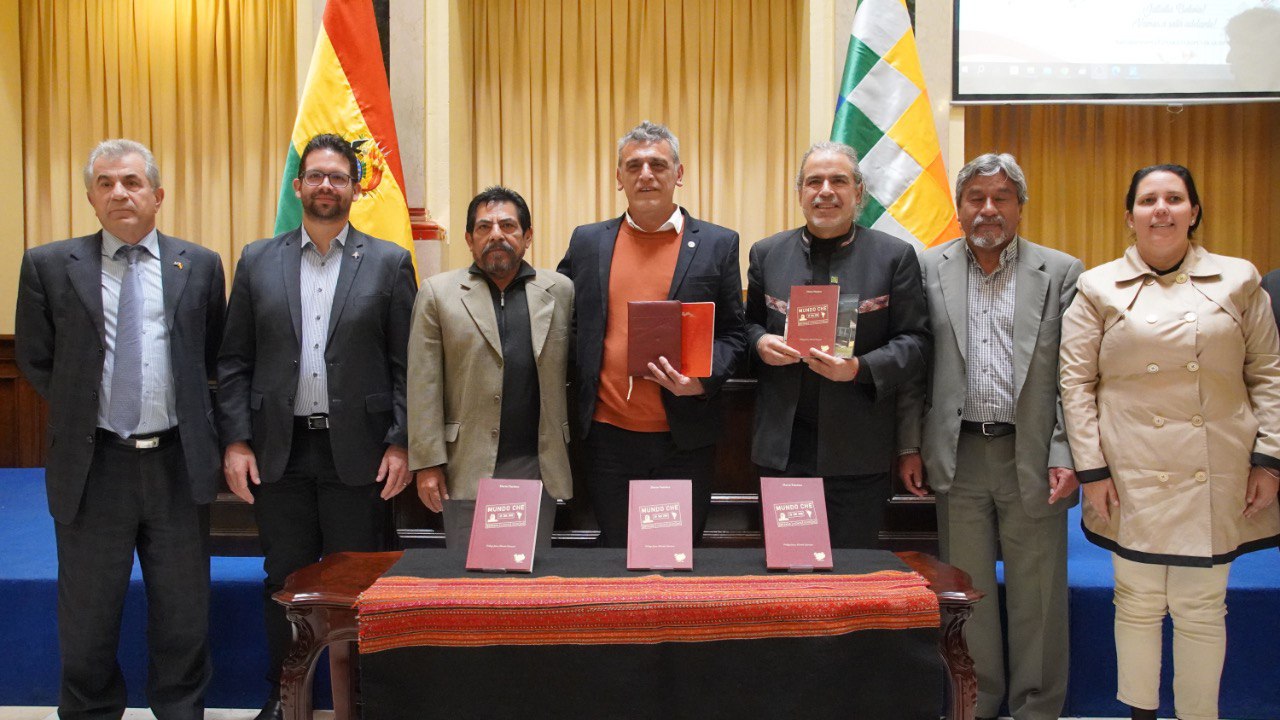 Embajador de Venezuela en Bolivia asiste a la presentación del libro "Mundo Che"