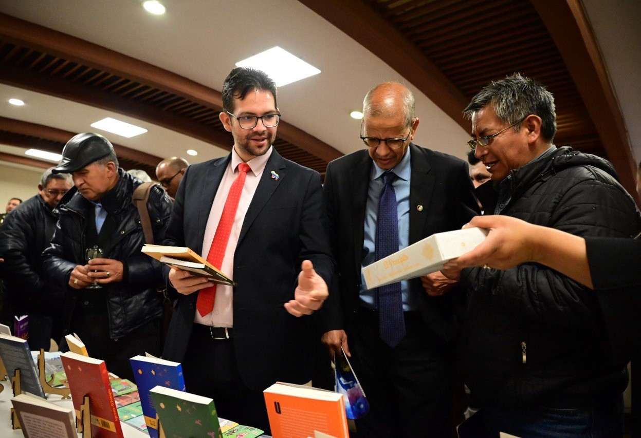 Embajador de Venezuela en Bolivia asiste a aniversario de Editorial del Estado