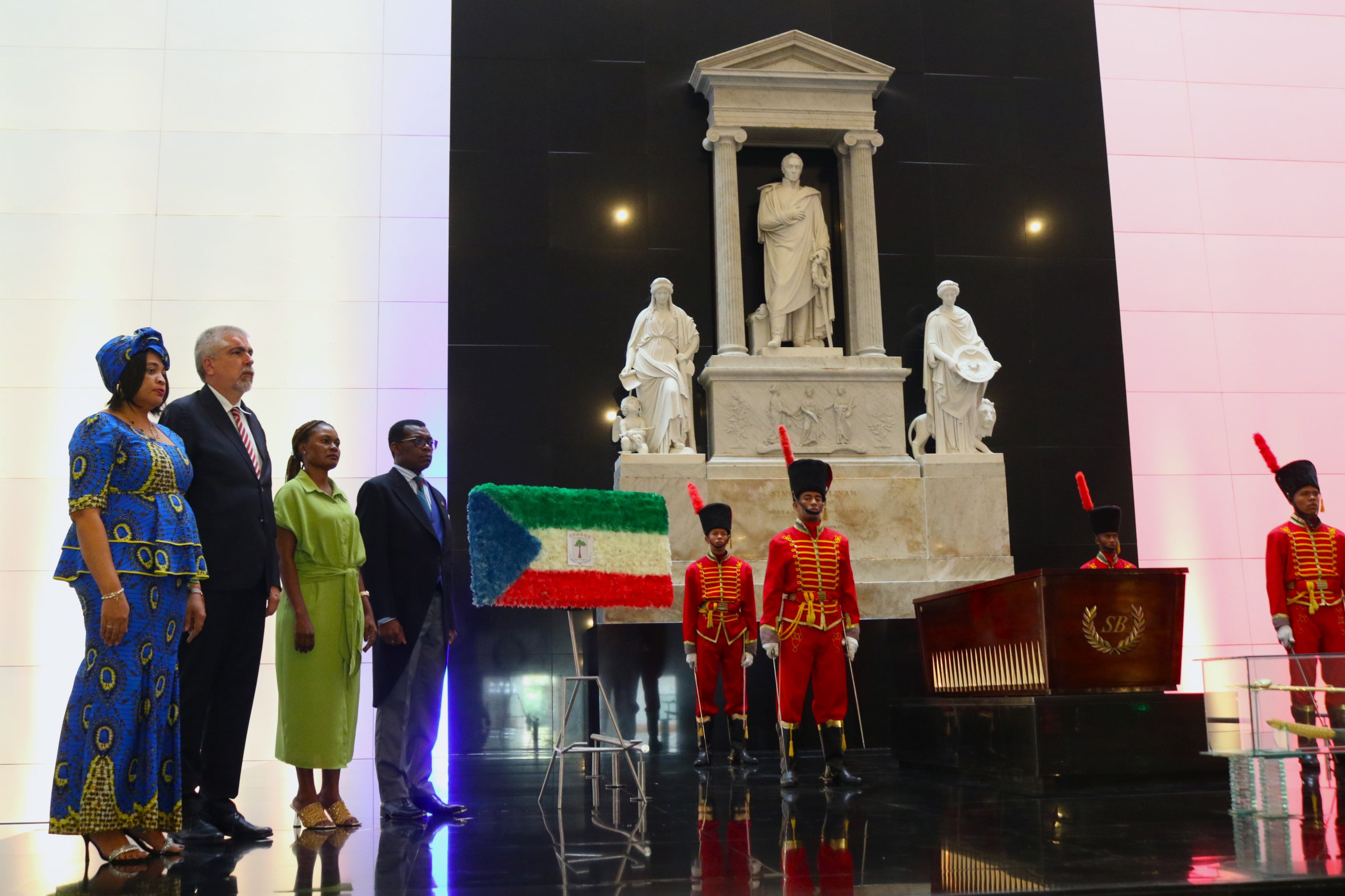 Guinea Ecuatorial ofrenda a Simón Bolívar con motivo de su independencia