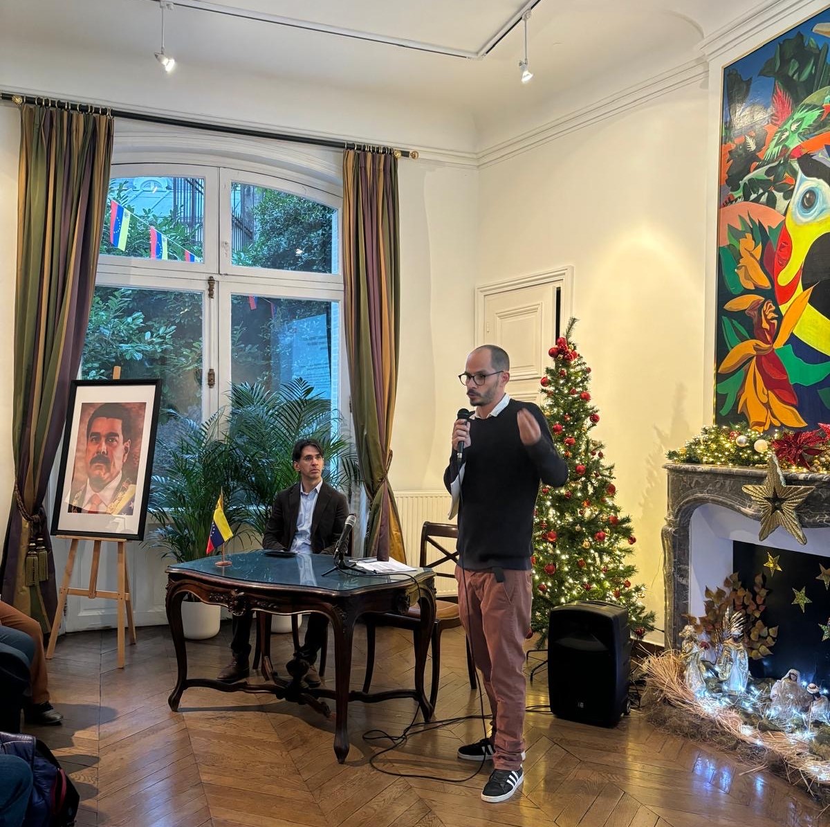 Embajada en Francia desarrolla conferencia sobre guerra cibernética y posverdad