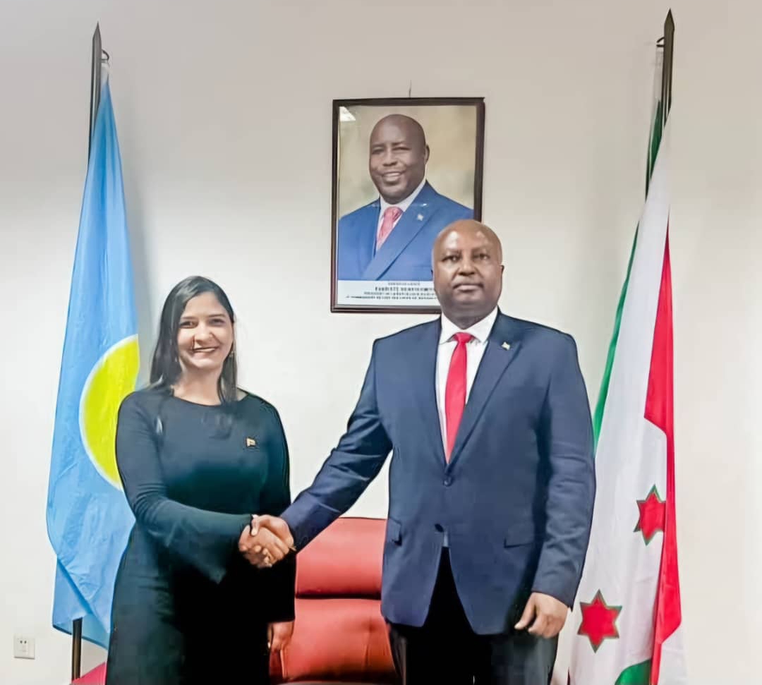 Embajadora de Venezuela presenta Copias de Estilo ante Canciller de Burundi