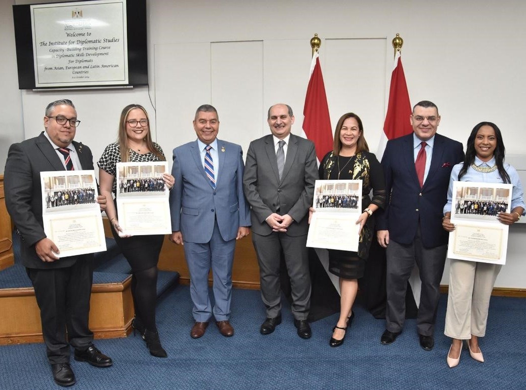 Embajada en Egipto participó en clausura de curso para diplomáticos extranjeros