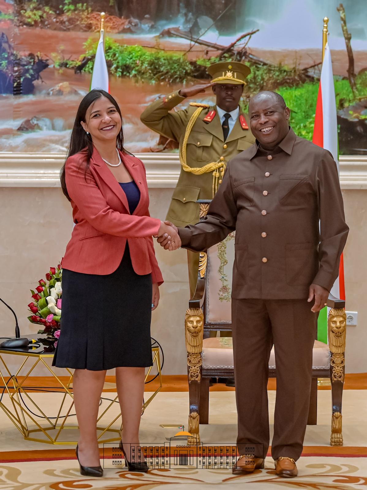 Embajadora venezolana presenta Cartas Credenciales ante el Presidente de Burundi