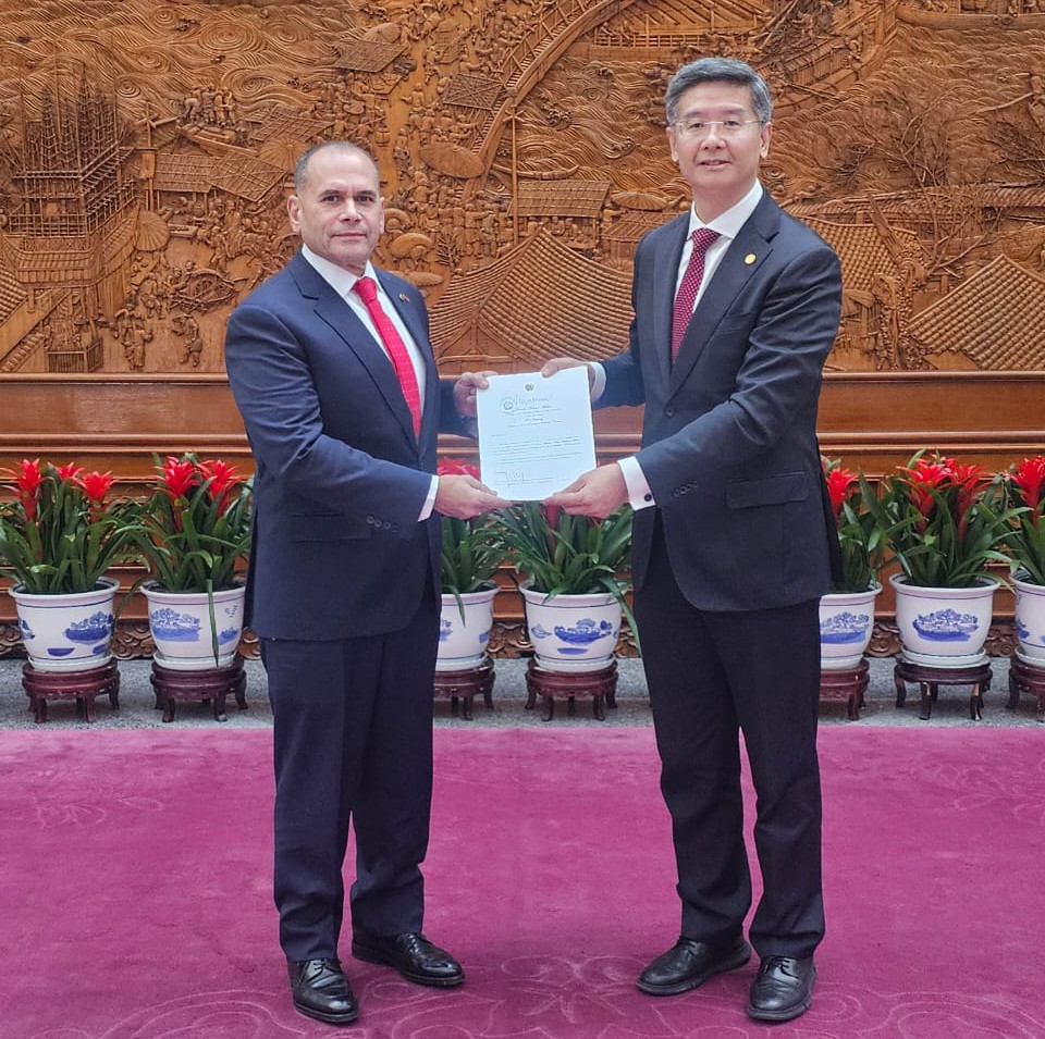 Embajador Remigio Ceballos presenta Copias de Estilo ante Cancillería china