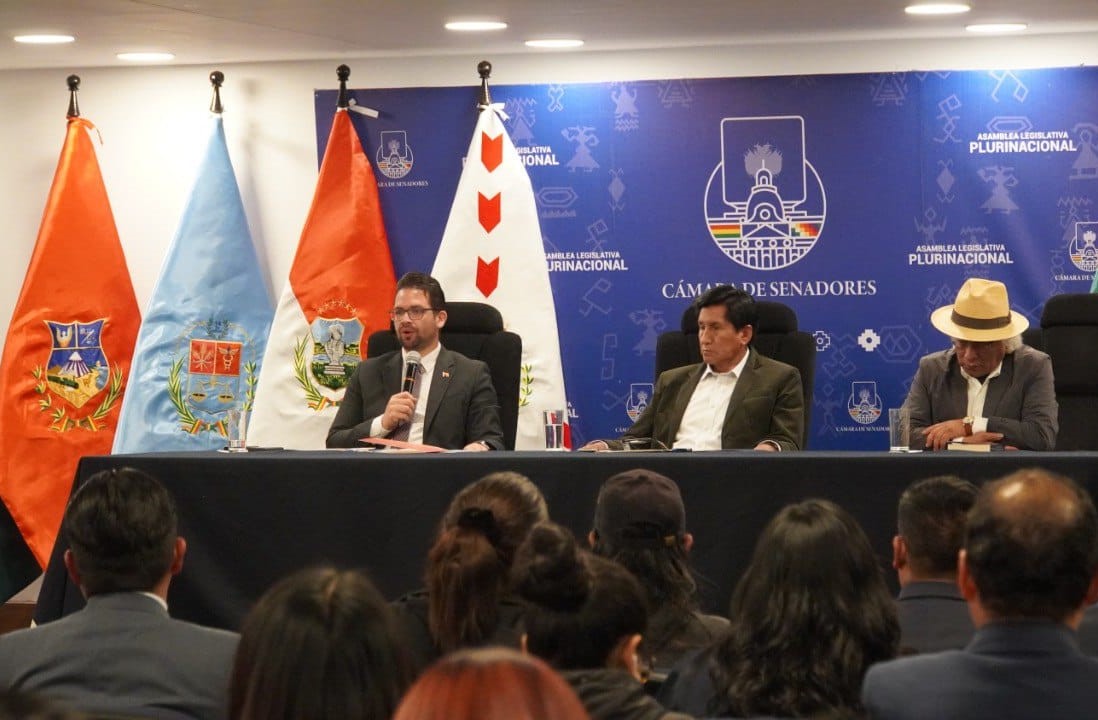Embajador en Bolivia participa en conversatorio sobre geopolítica