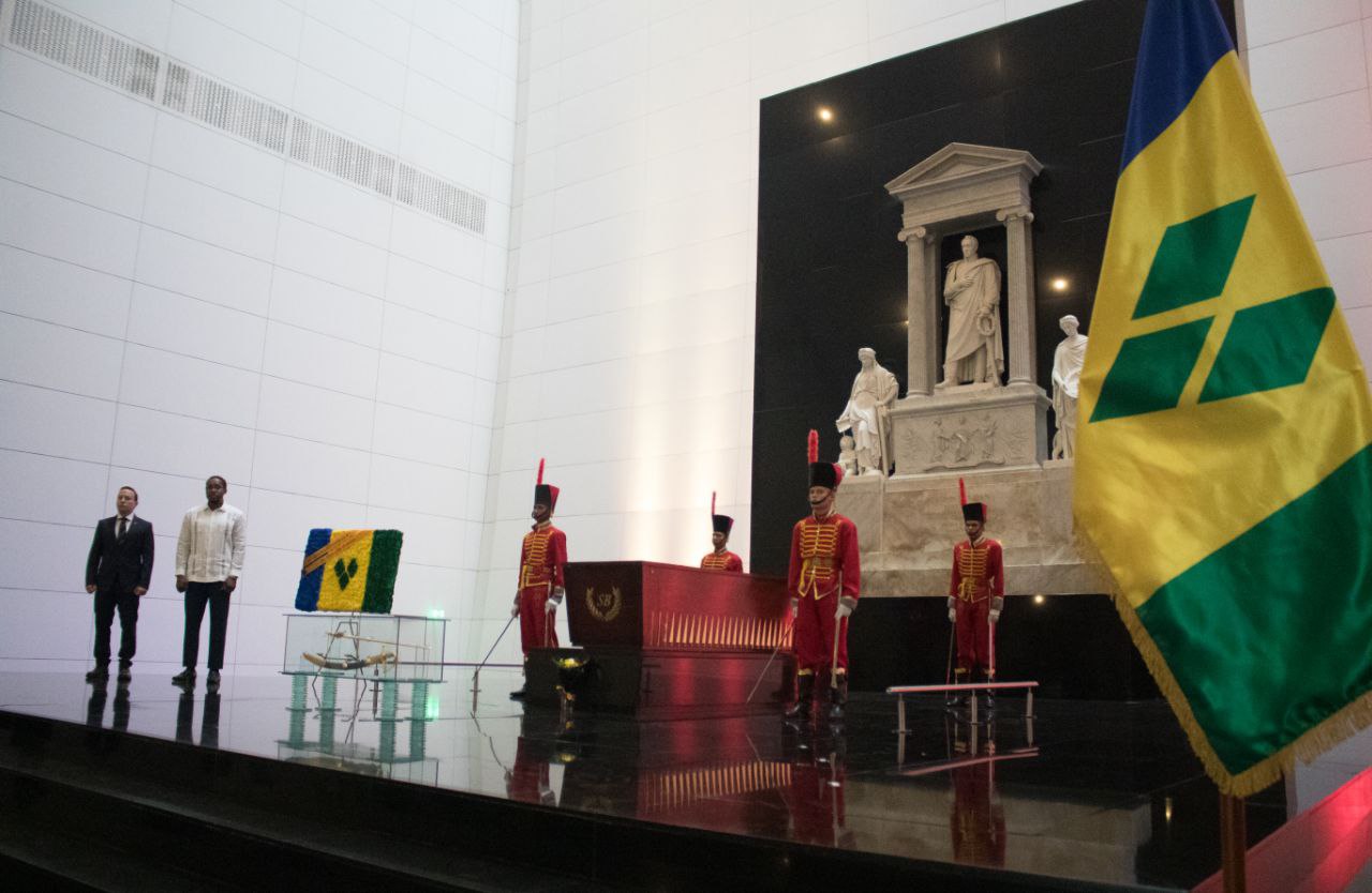 San Vicente y las Granadinas ofrenda a Bolívar con motivo de su independencia