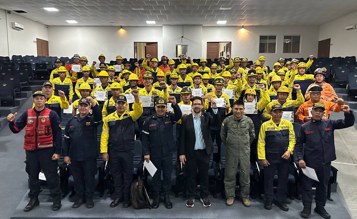 Embajador en Bolivia entrega reconocimientos a Fuerza de Tarea Humanitaria