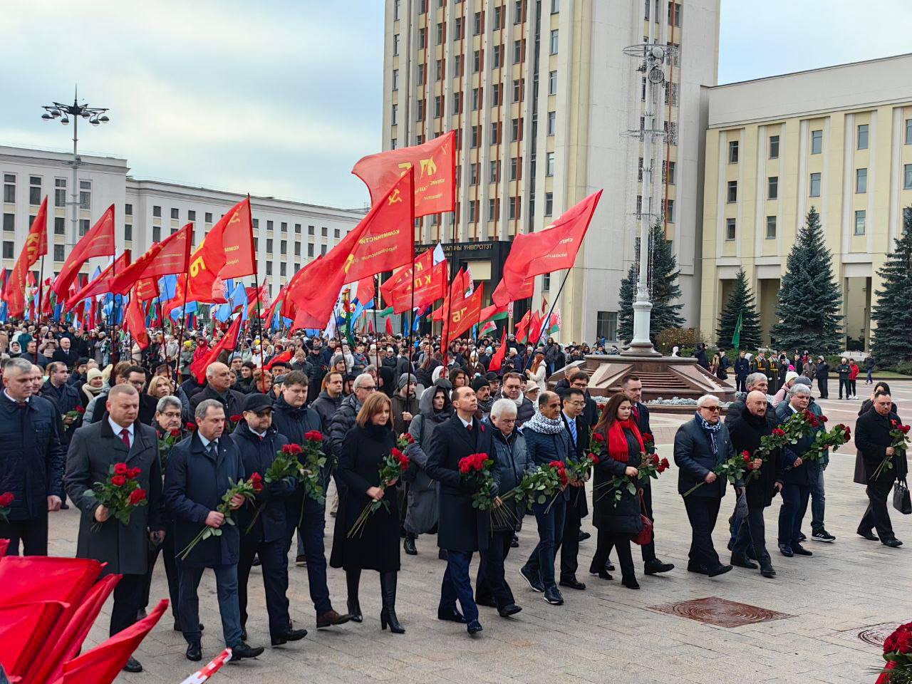 Celebran 107° aniversario de la Revolución de Octubre en Minsk