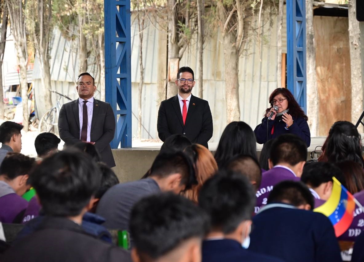 Embajador en Bolivia destaca en conferencia la vida y obra del comandante Chávez