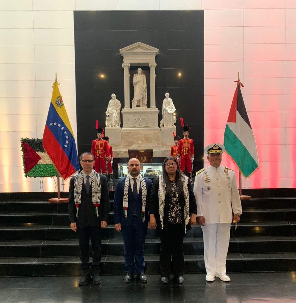 Ofrenda floral a Bolívar en conmemoración de la Independencia de Palestina