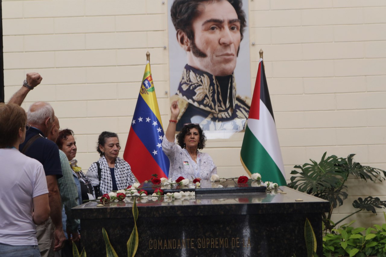 Delegados internacionales pro Palestina homenajearon a Chávez en el 4F