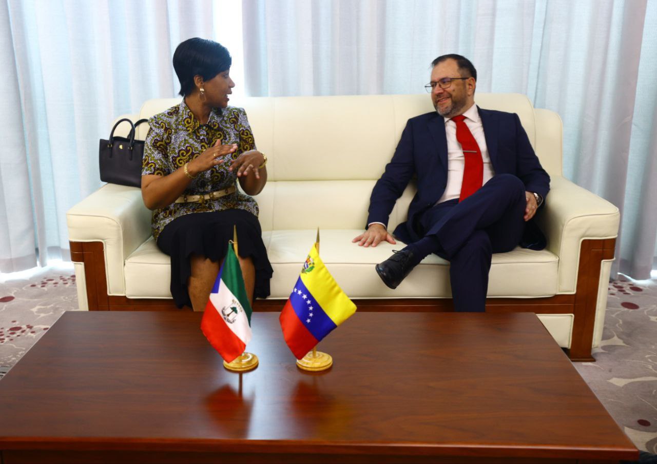 Canciller Yván Gil arriba a Guinea Ecuatorial para II Comisión Mixta bilateral