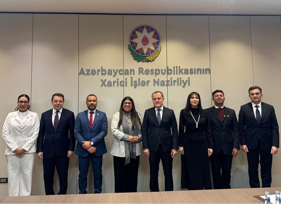 Canciller de Azerbaiyán recibe en Bakú a la viceministra Tatiana Pugh Moreno