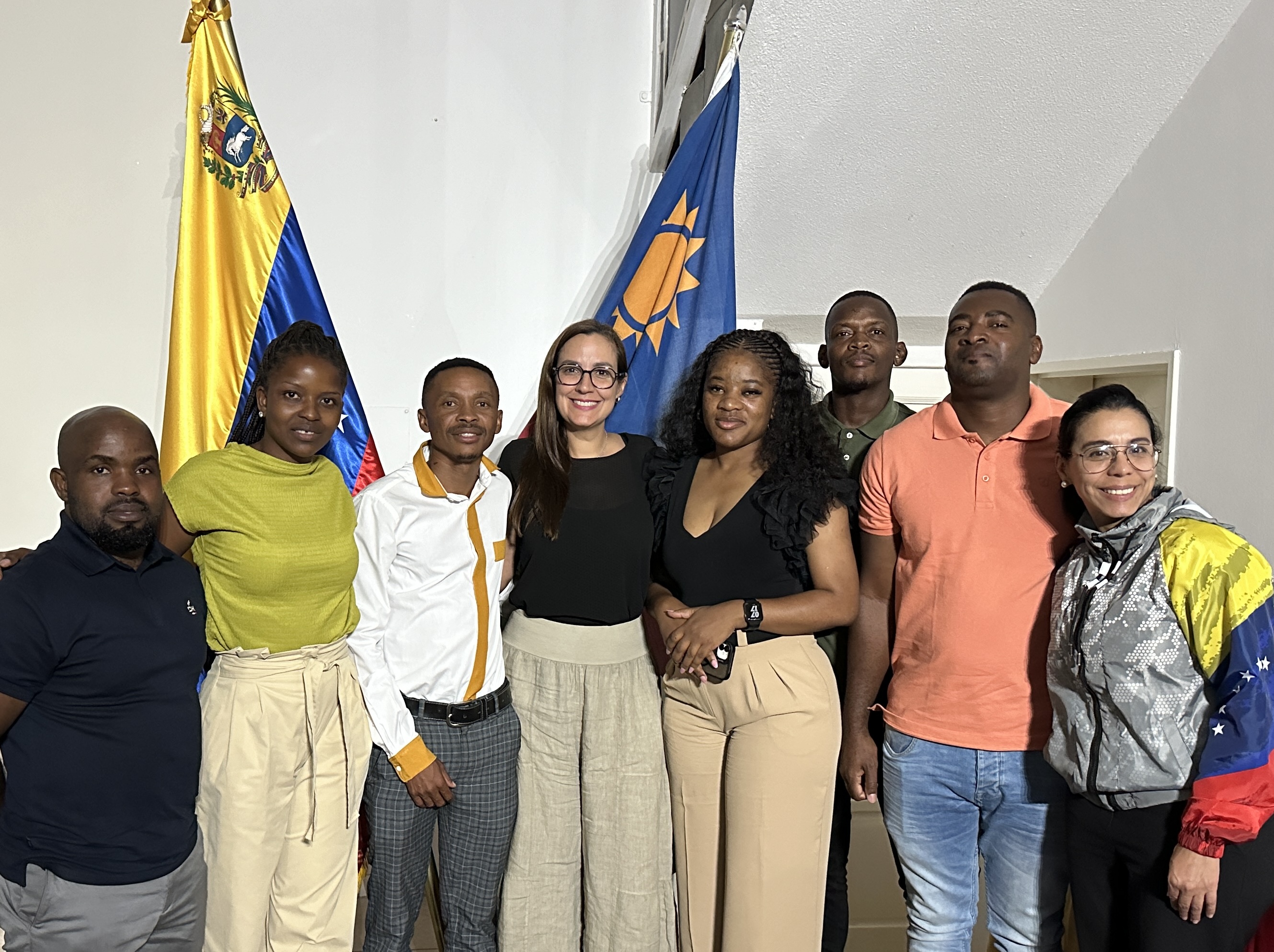 Embajadora en Namibia se reúne con exbecarios de FUNDAYACUCHO