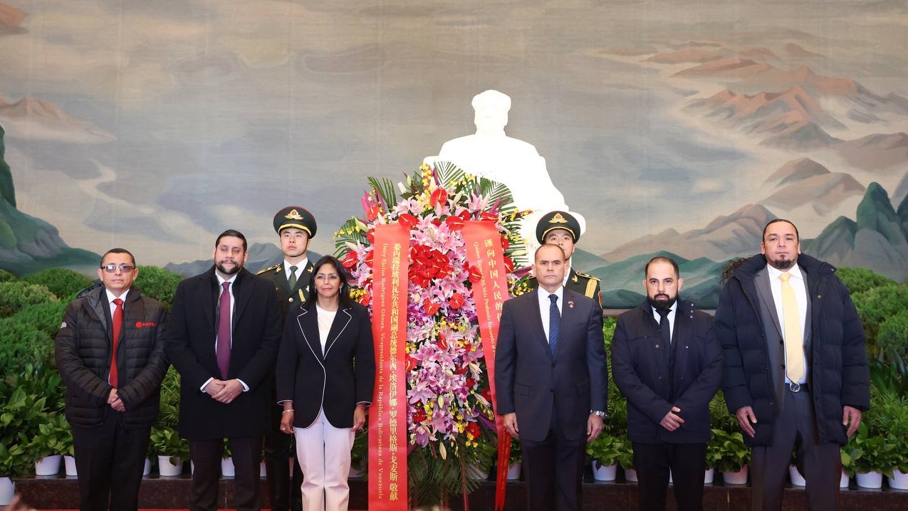 Vicepresidenta Ejecutiva honra al líder revolucionario chino Mao Zedong