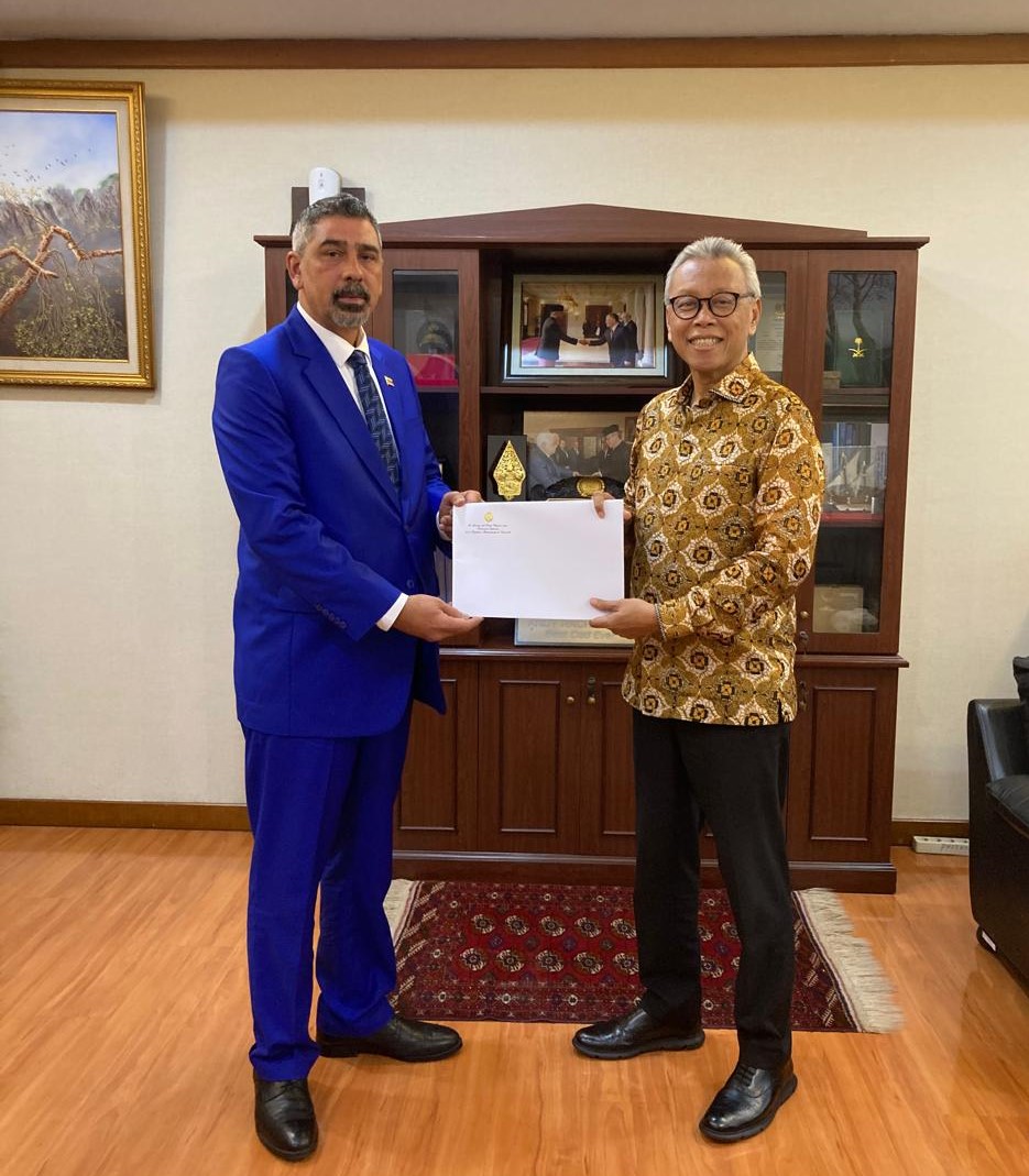 Embajador de Venezuela entrega Copias de Estilo ante Cancillería de Indonesia