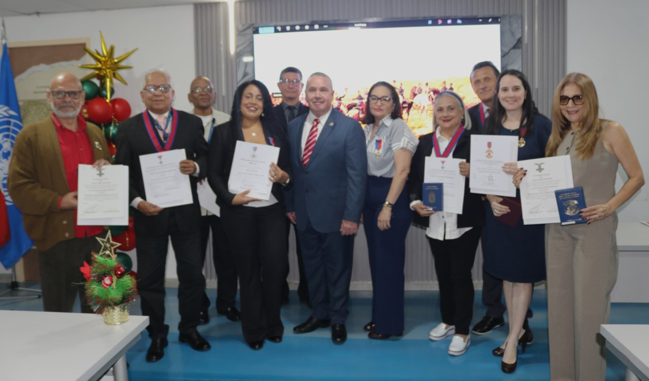 Trabajadores de Oficina de Fronteras reciben condecoraciones por su labor