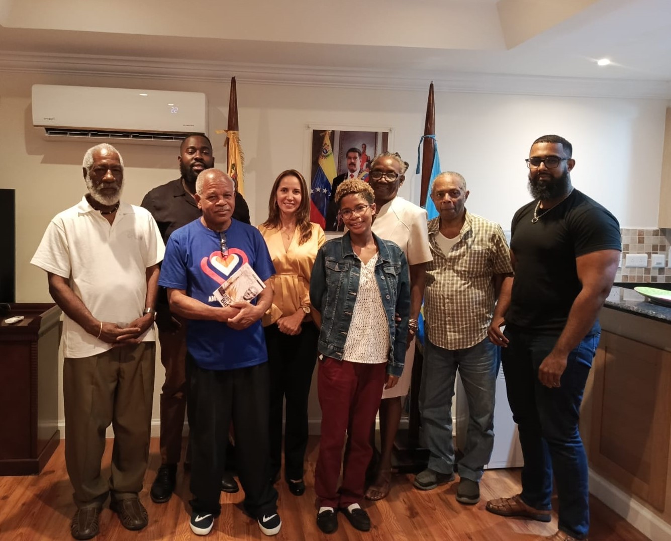 Embajadora se reúne con delegados de Santa Lucía en congresos antifascistas