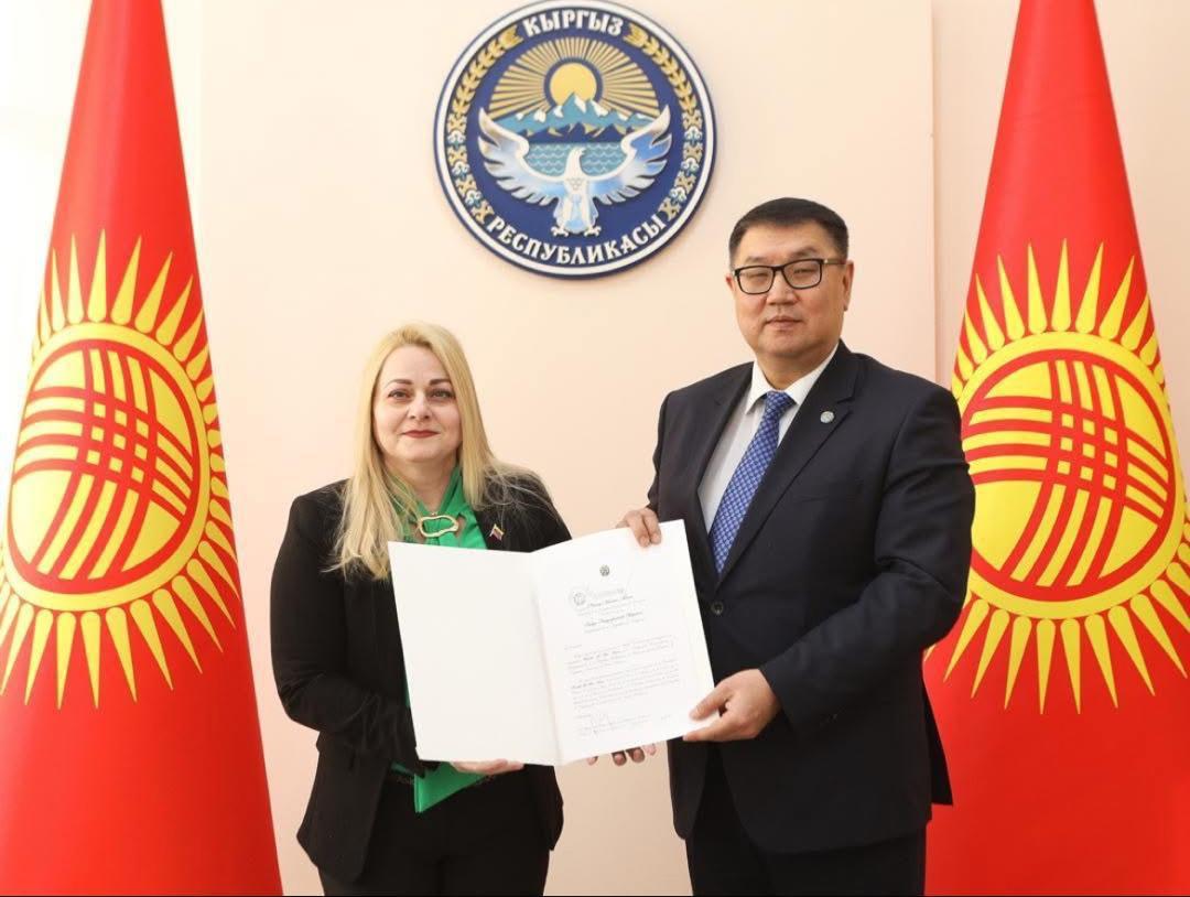 Embajadora de Venezuela presenta Copias de Estilo en Cancillería kirguisa