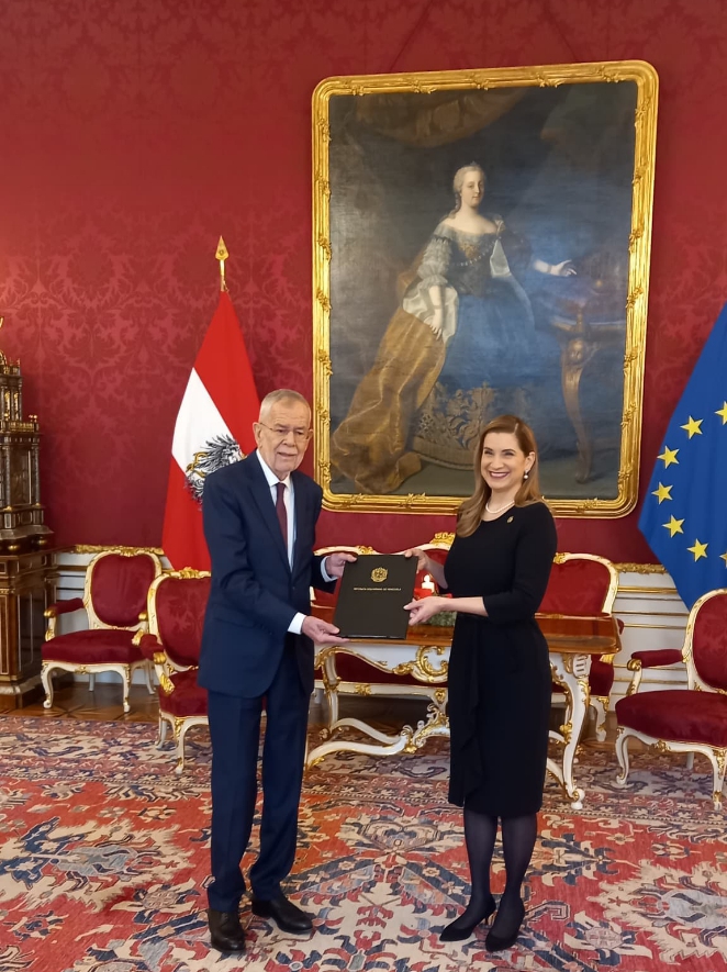 Embajadora Claudia Salerno presenta Cartas Credenciales al Presidente de Austria