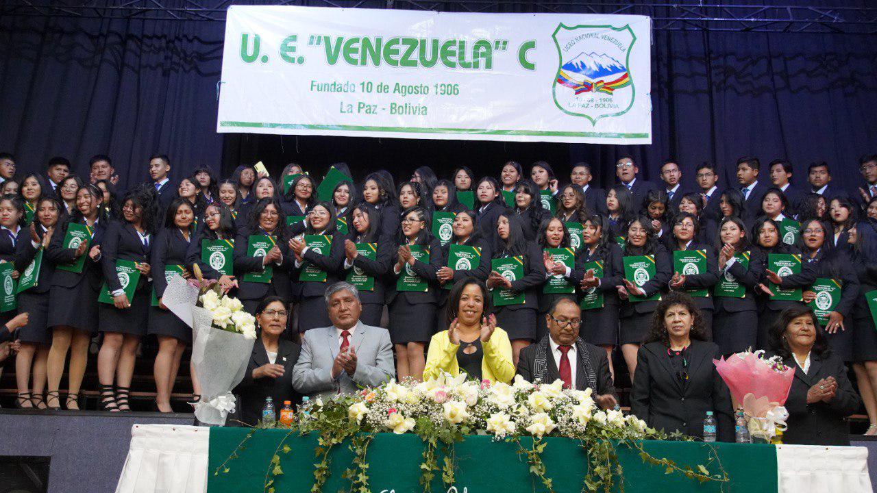 Embajada presente en Promoción 2024 de Unidad Educativa Venezuela "C" en Bolivia
