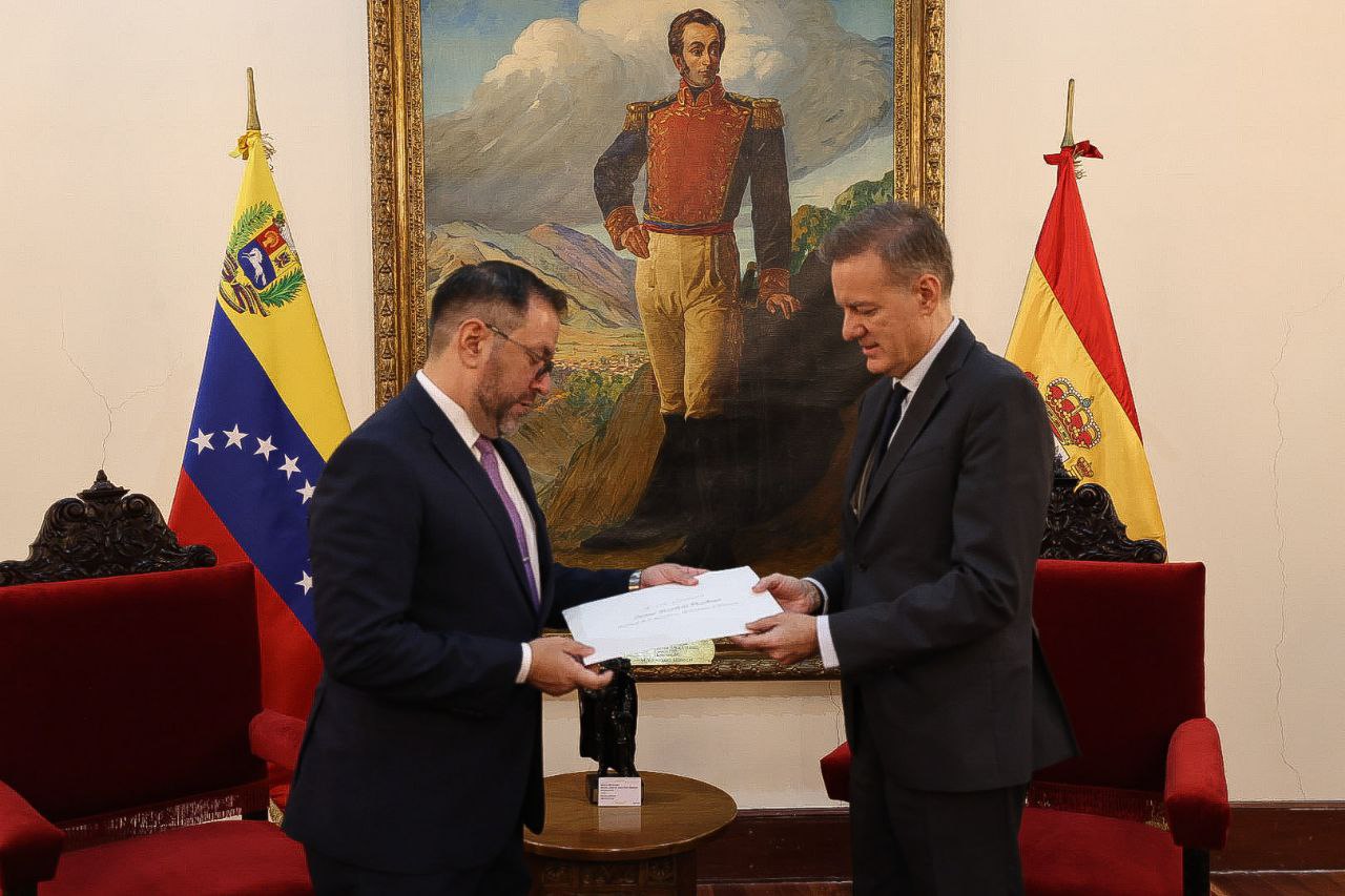 Canciller de Venezuela recibe Copias de Estilo del nuevo embajador de España