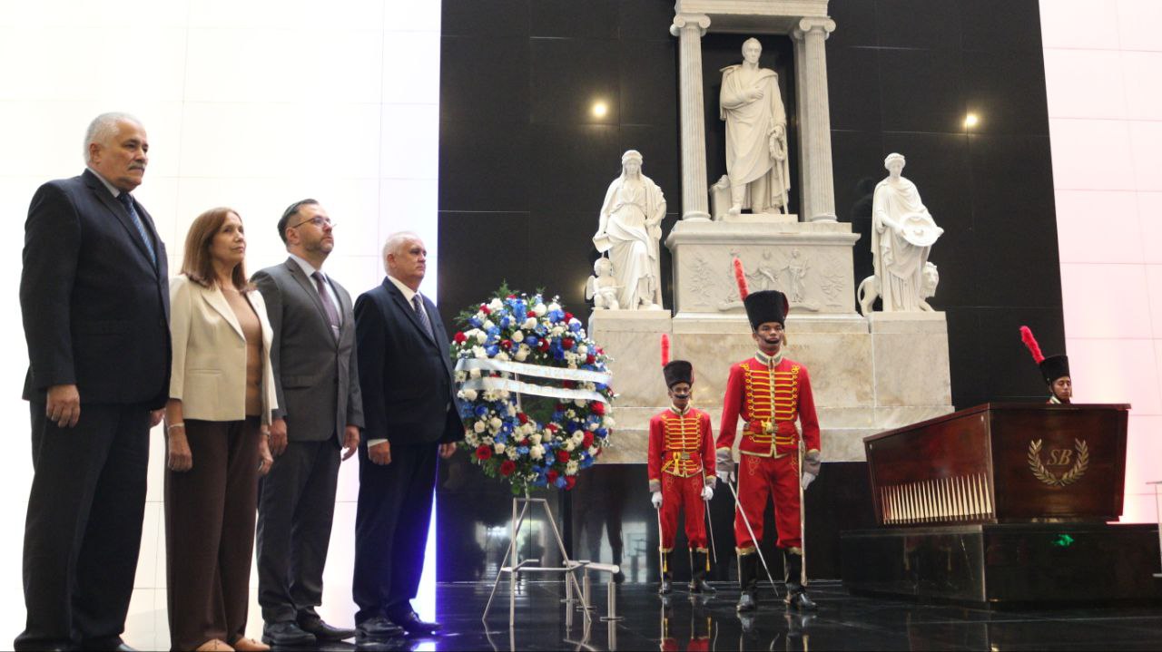 Conmemoran 66 años de Revolución Cubana con honores al Libertador Simón Bolívar