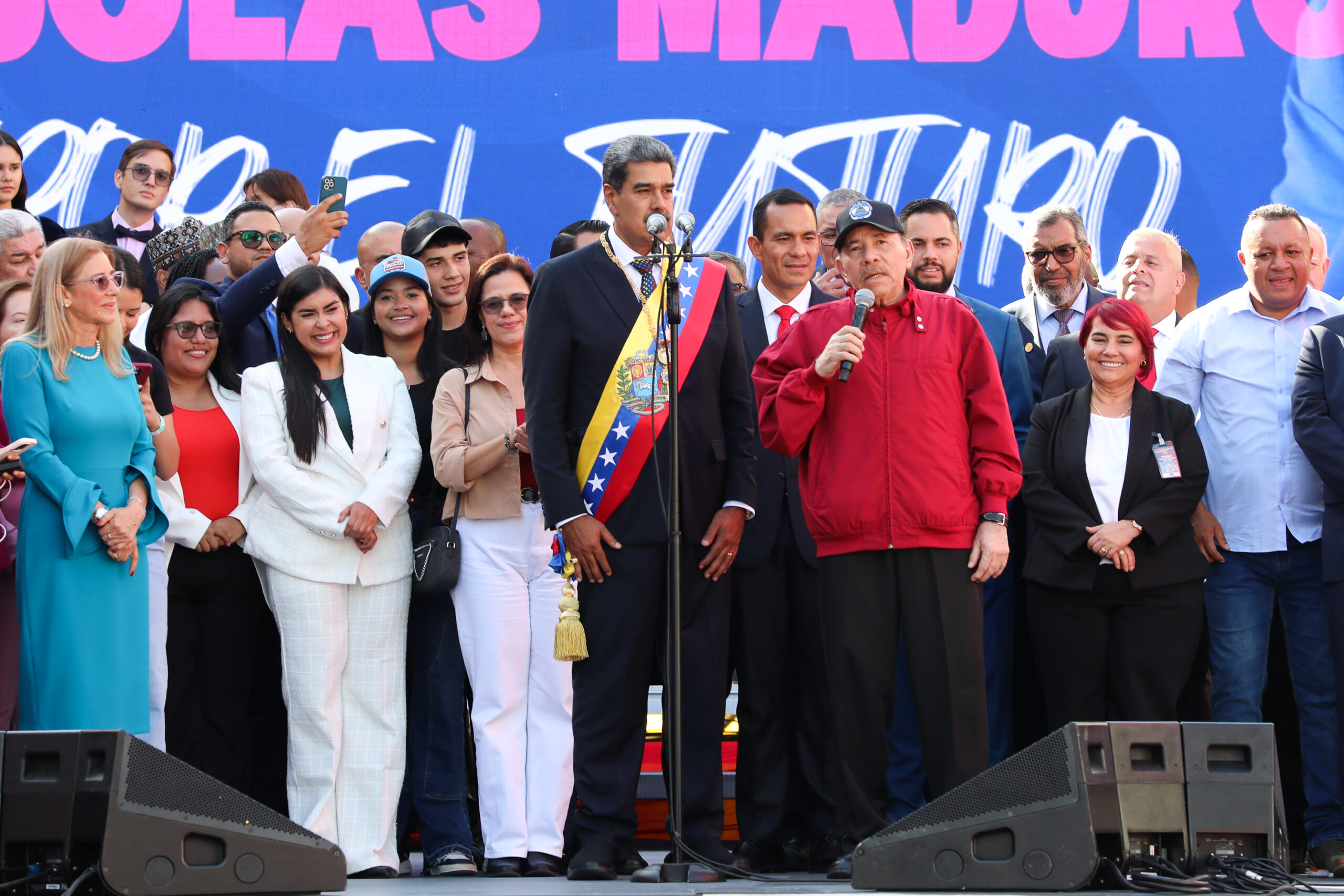Movimientos sociales y dignatarios celebran juramentación del presidente Maduro