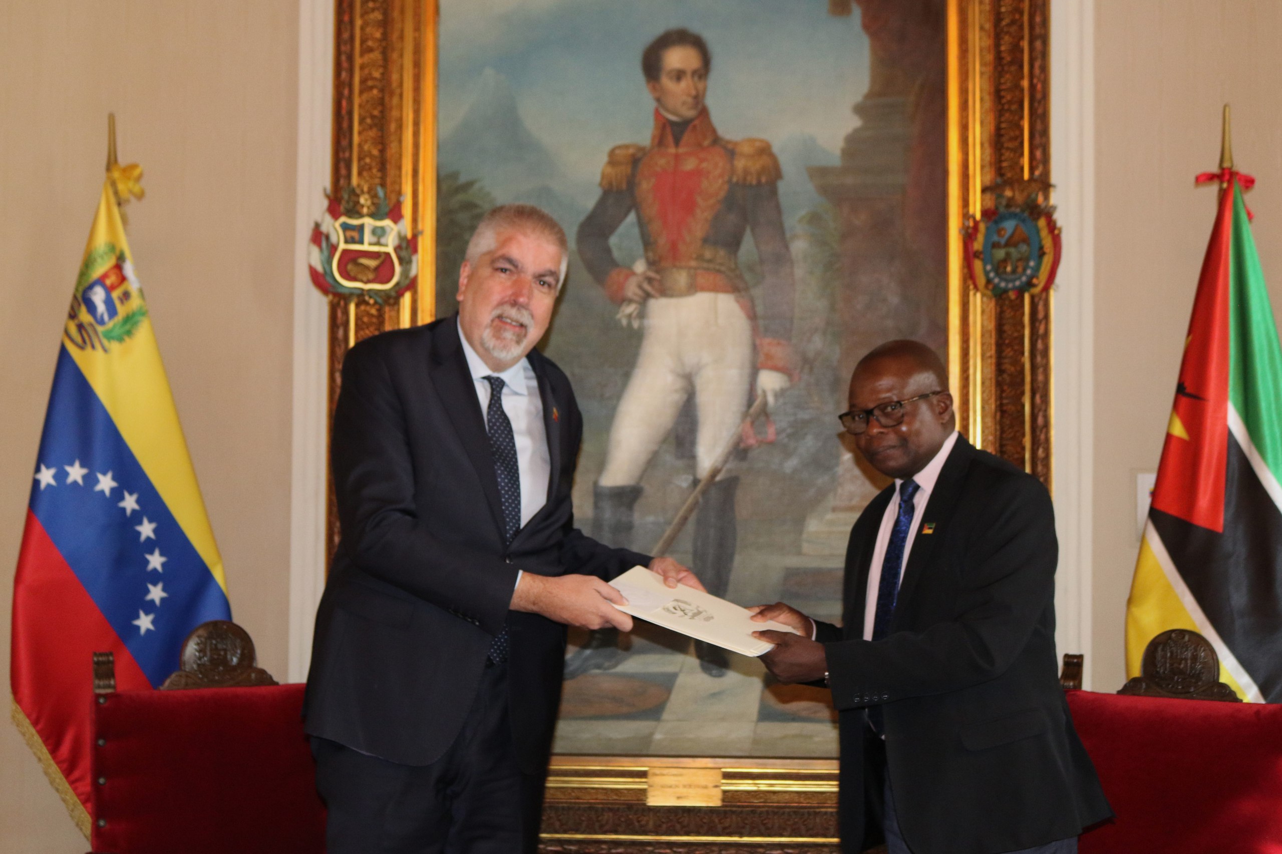 Viceministro Pimentel recibe Copias de Estilo del Embajador de Mozambique