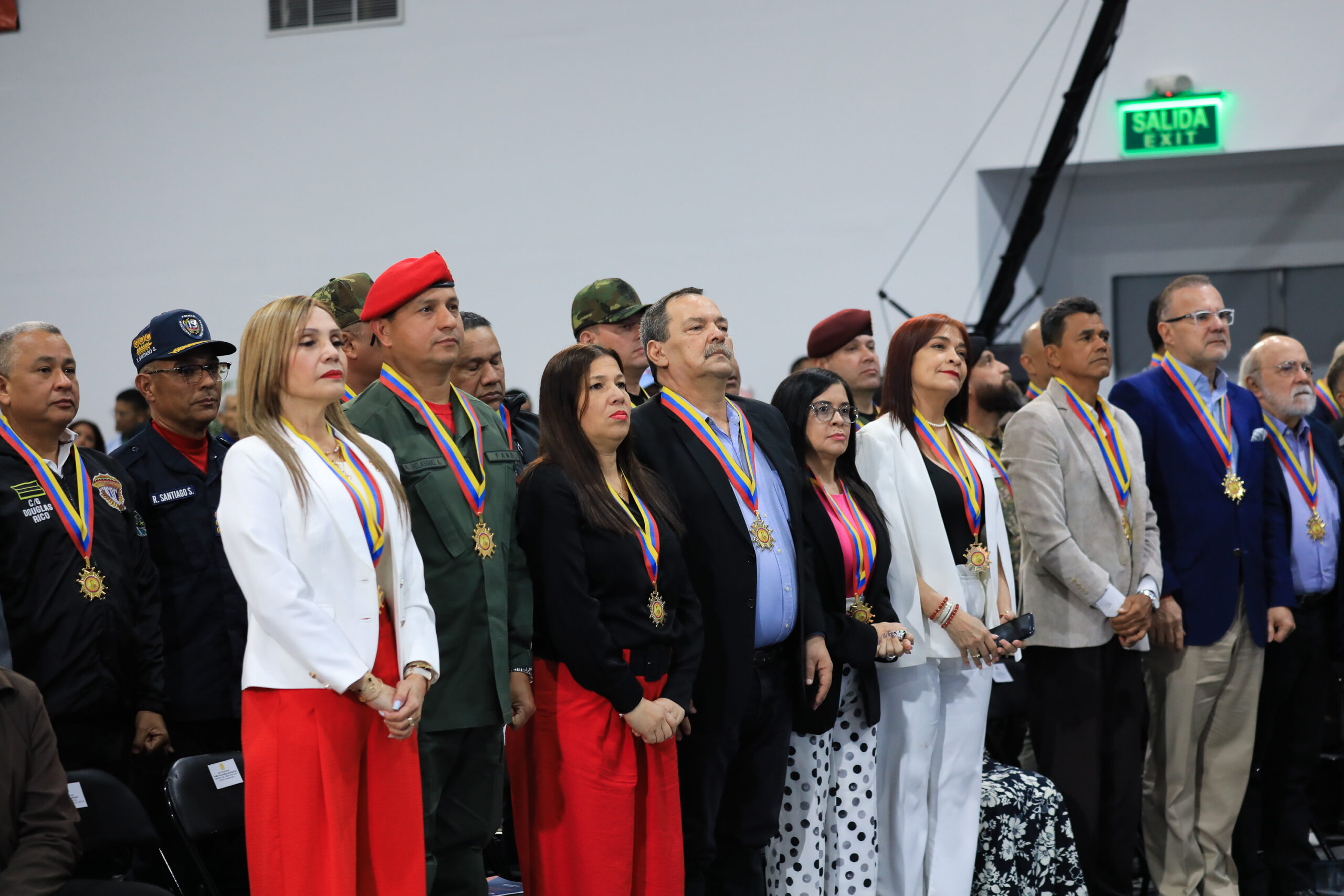 Jefe de Estado otorga condecoración a funcionarios sancionados