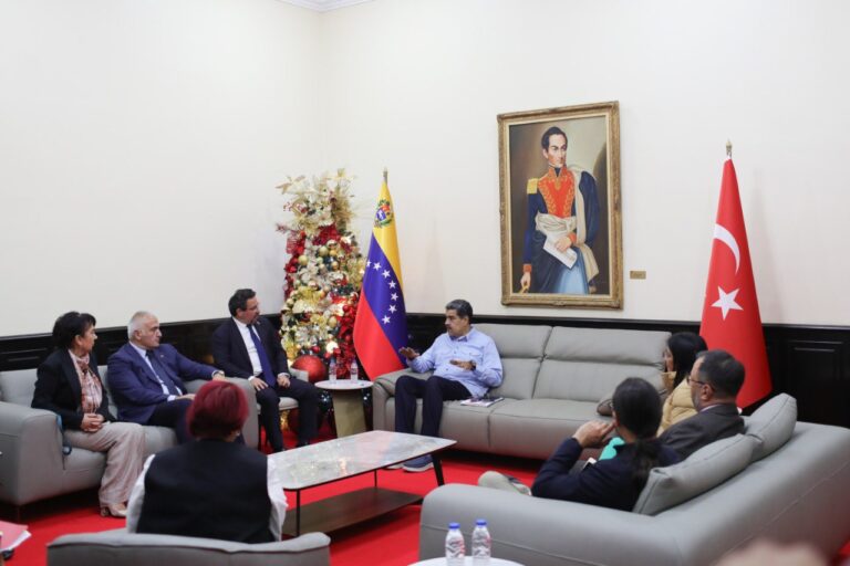 Presidente Maduro se reúne con delegación de la República de Türkiye