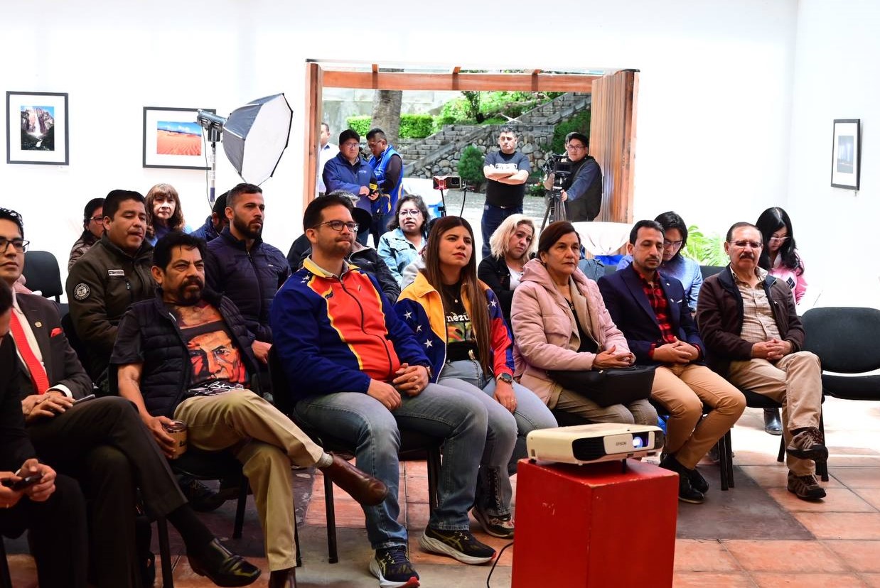 Embajada en Bolivia transmite Acto de Juramentación del Presidente Maduro