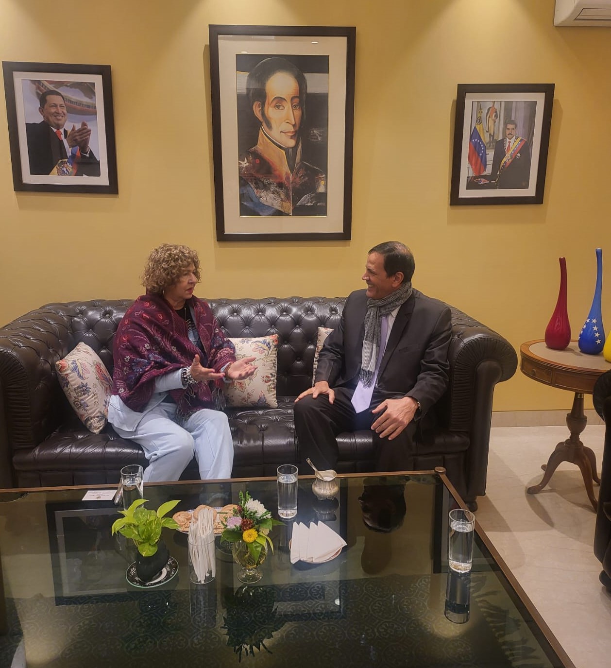 Embajadores de Venezuela y Cuba en la India sostienen fraterno encuentro