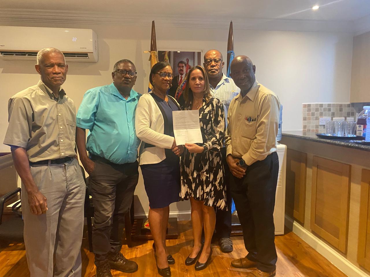 Embajada en Santa Lucía recibe respaldo por juramentación del Presidente Maduro