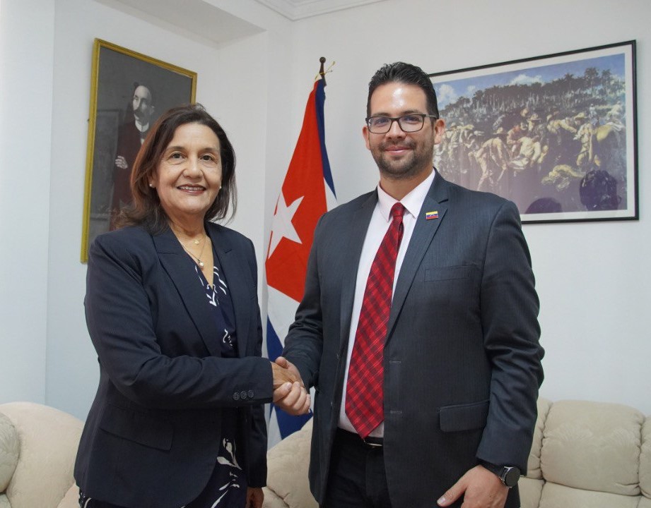 Embajadores de Venezuela y Cuba sostienen encuentro fraternal en Bolivia