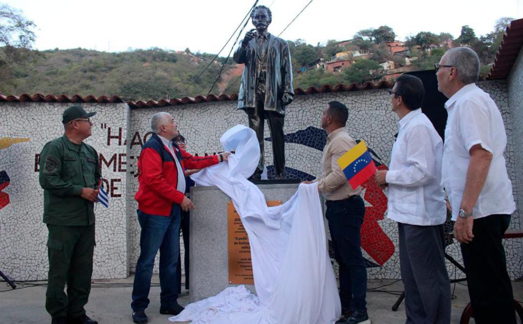 Inauguran en Venezuela estatua dedicada al héroe nacional de Cuba José Martí