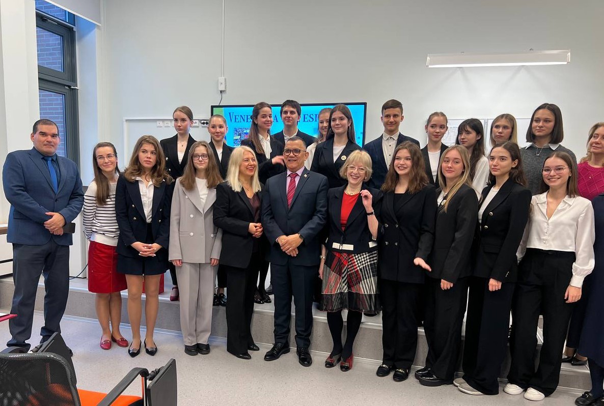 Embajador Salazar asiste como jurado a concurso de oratoria en Colegio Cervantes