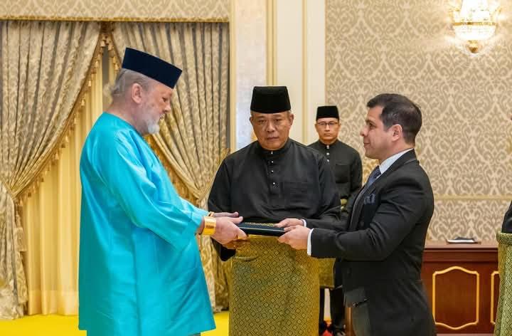 Embajador Radamés Gómez presenta Cartas Credenciales ante el Rey de Malasia
