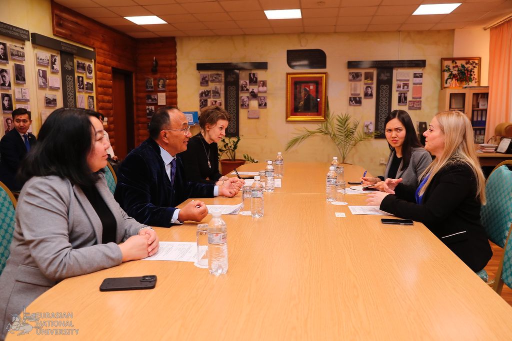 Embajadora de Venezuela en Kazajistán visitó Universidad Nacional Euroasiática
