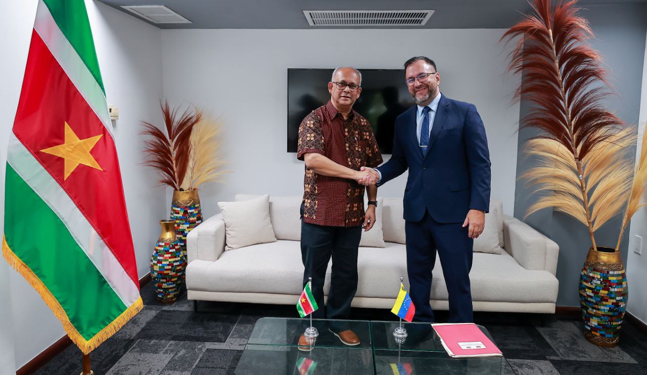 Venezuela y Surinam estrechan lazos de cooperación en reunión de cancilleres