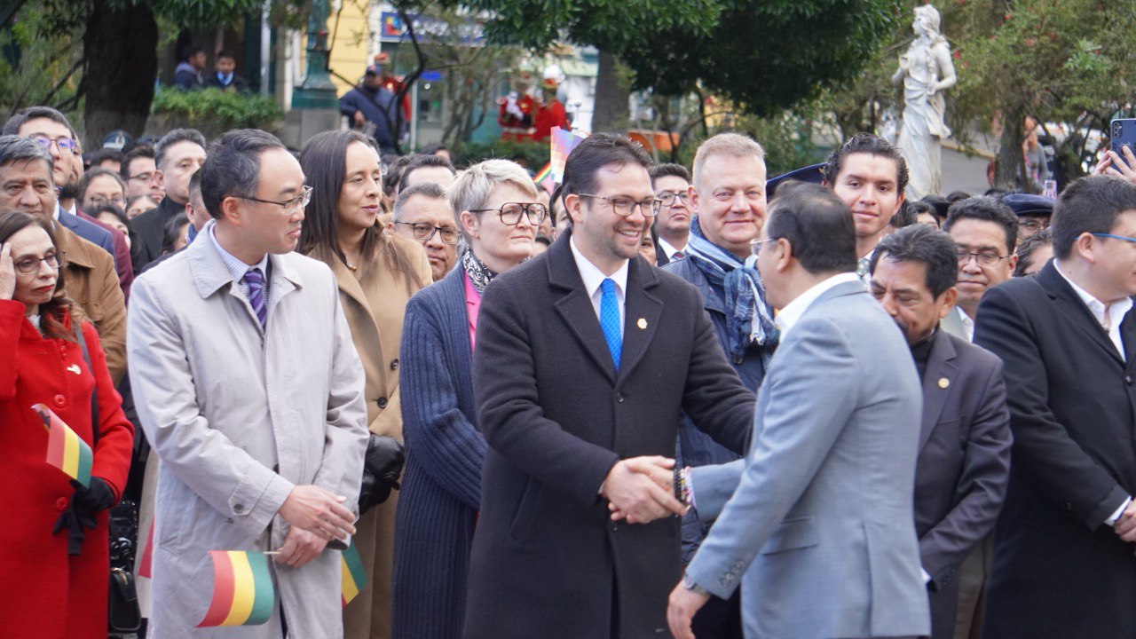 Venezuela participa en iza de símbolos patrios de Bolivia rumbo al bicentenario