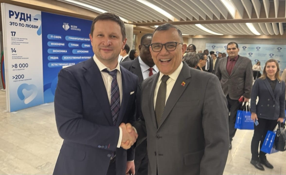Embajador en Rusia participa en mesa redonda "Todas las Banderas en la RUDN"